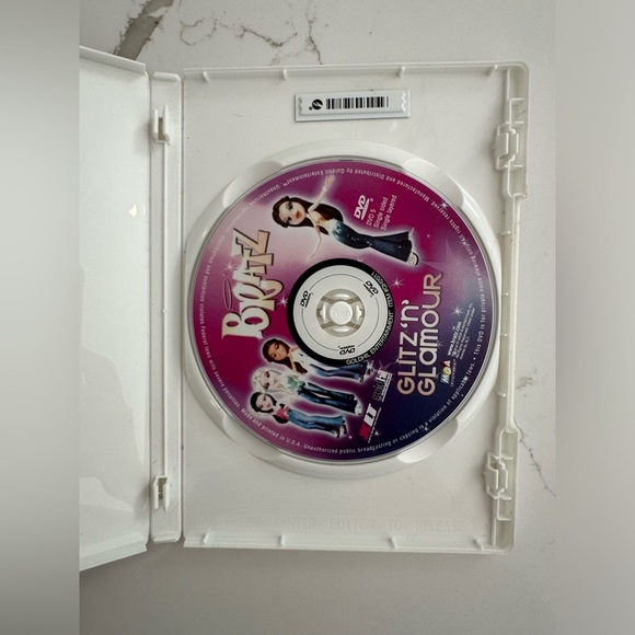 Bratz glitz  and glamour DVD - Picture 3 of 4